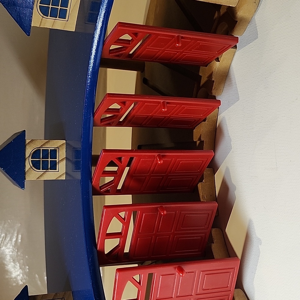 Tomas & Friend Wooden Train Roundhouse with Red Doors 5shed - Picture 2 of 7